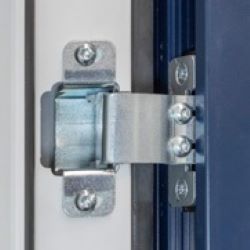 Depending on door size, 2 or 3 concealed aluminium hinges are fitted per door leaf. These hinges are adjustable, enabling easy on-site fine adjustment of the doors.
